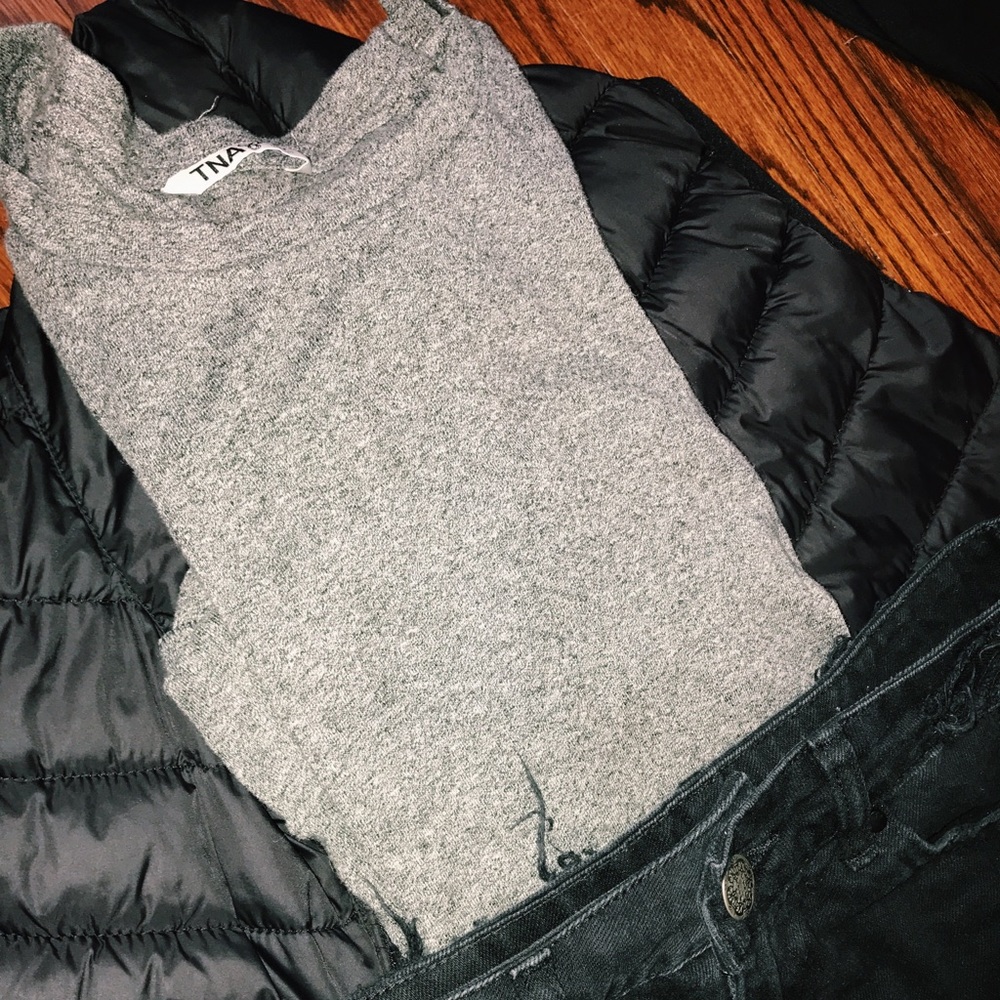 ARITZIA TNA GREY SWEATER